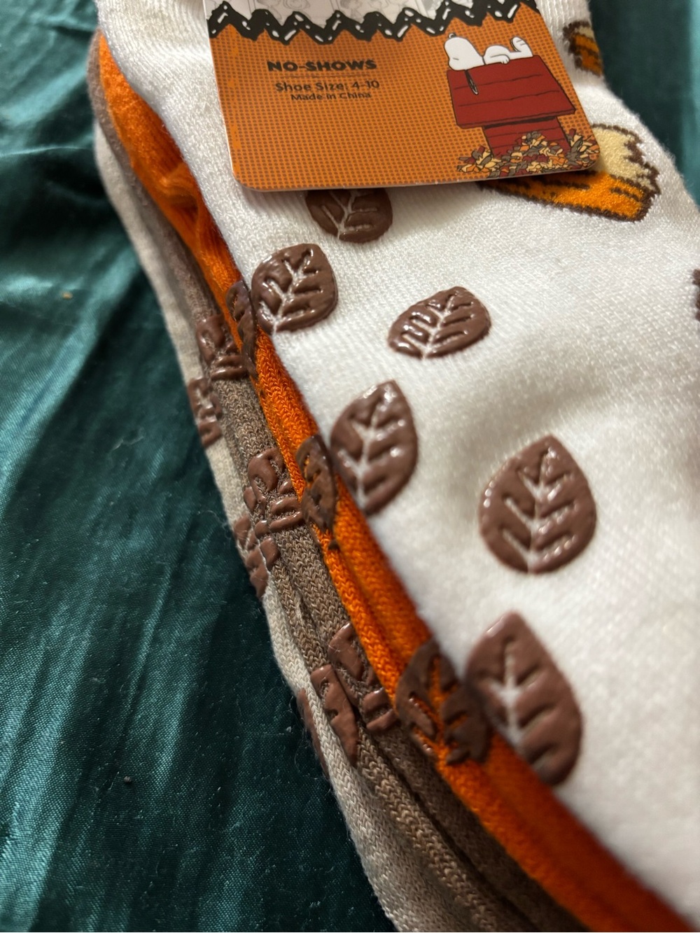 Snoopy Peanuts Fall Thanksgiving Gripper Footie socks. New - Picture 3 of 9